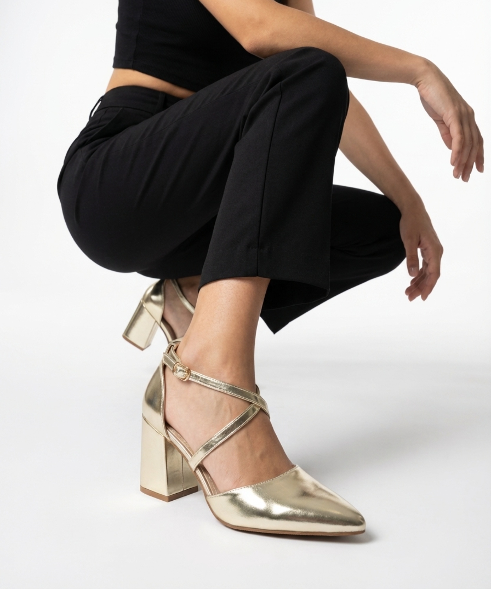 Zapato tac&oacute;n tiras cruzadas 